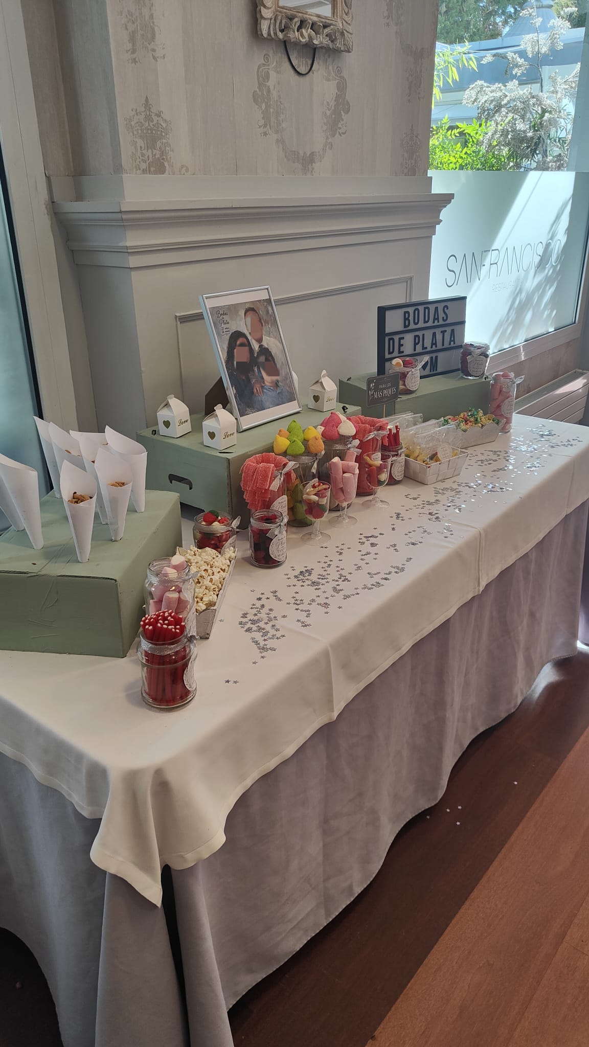 Mesa de chuches montada para una celebración
