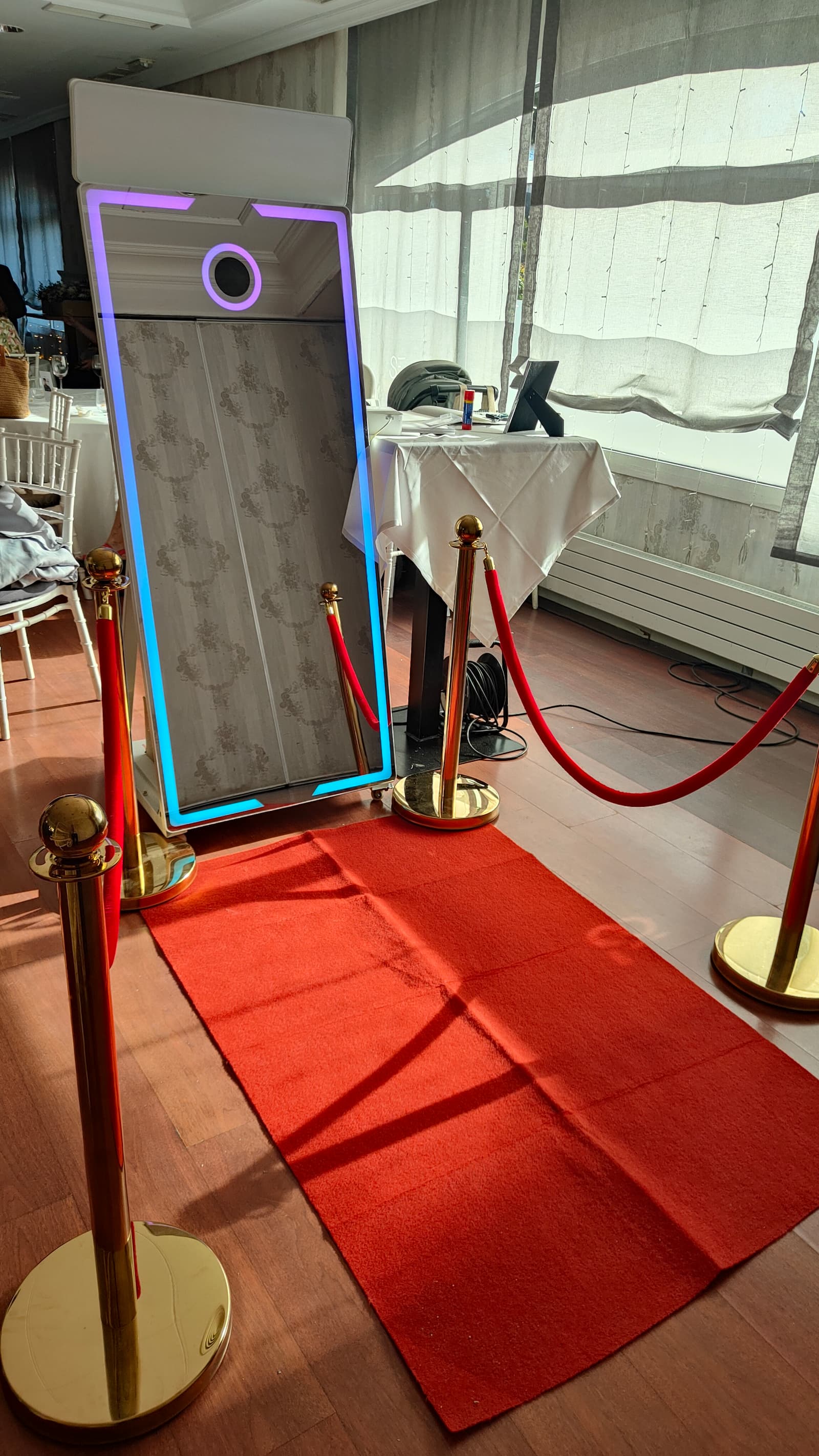 El Espejo Mágico encendido con la alfombra roja