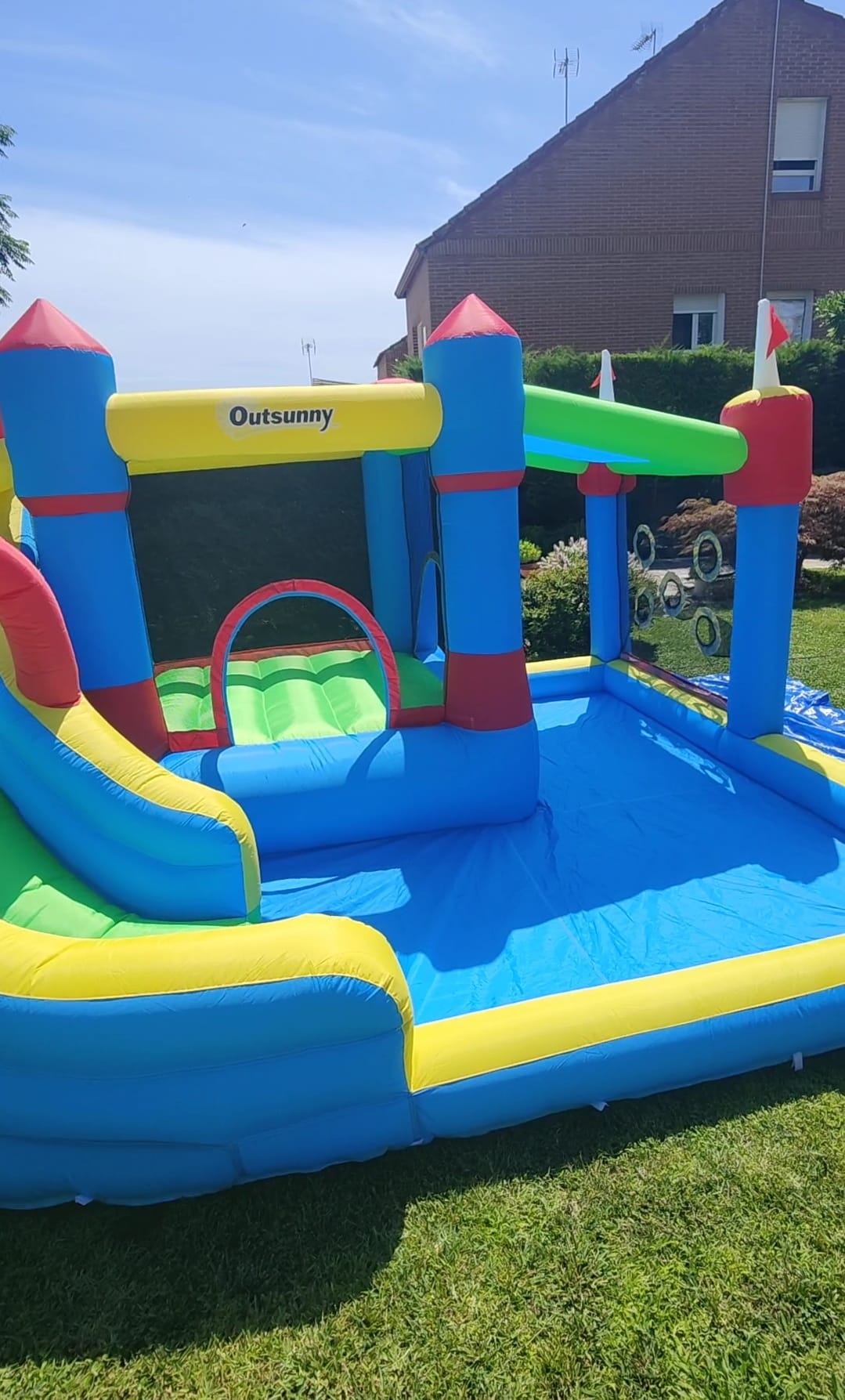Castillo hinchable acuático montado en un jardín